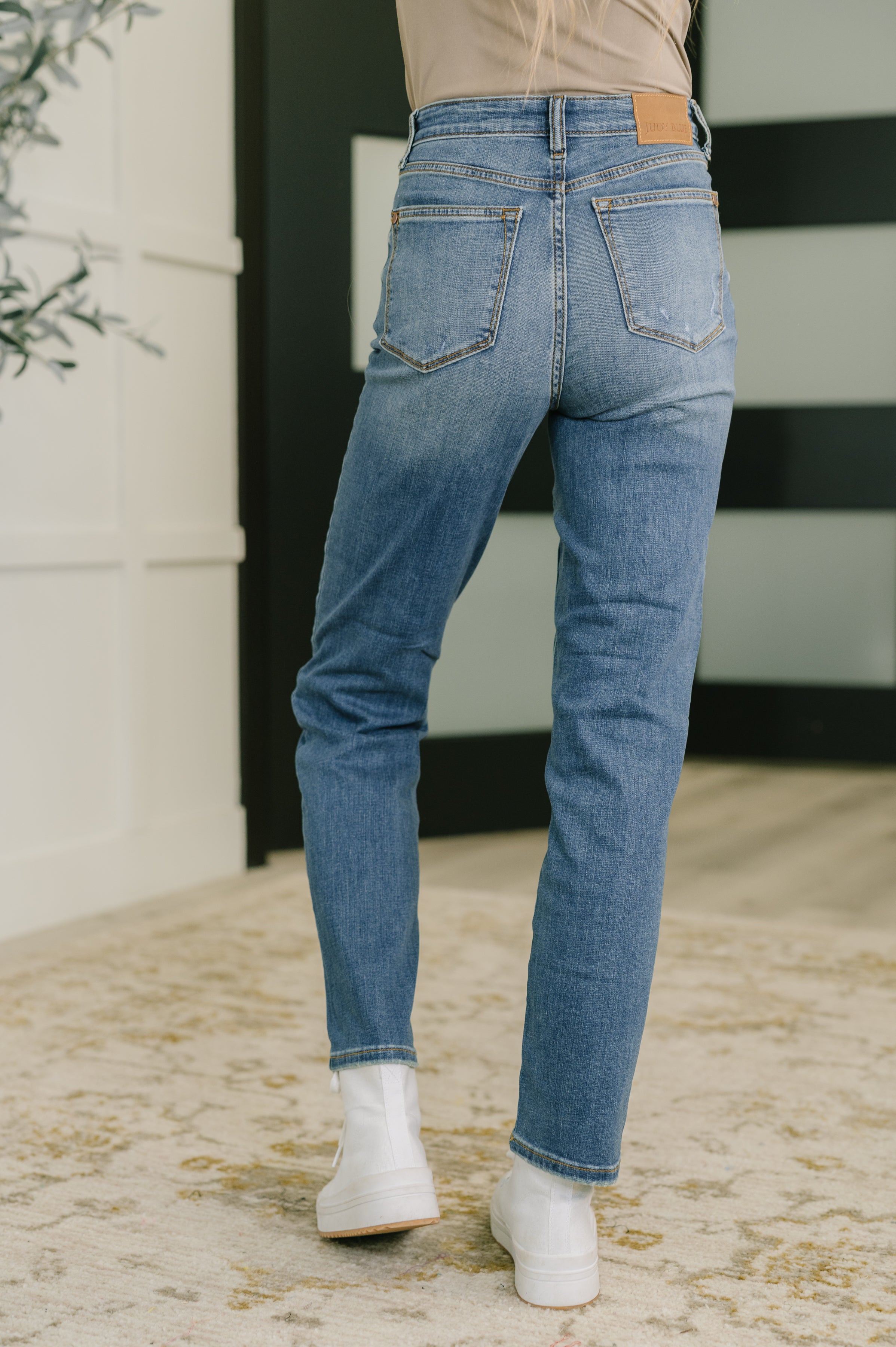 Izzie High Waist Straight Fit