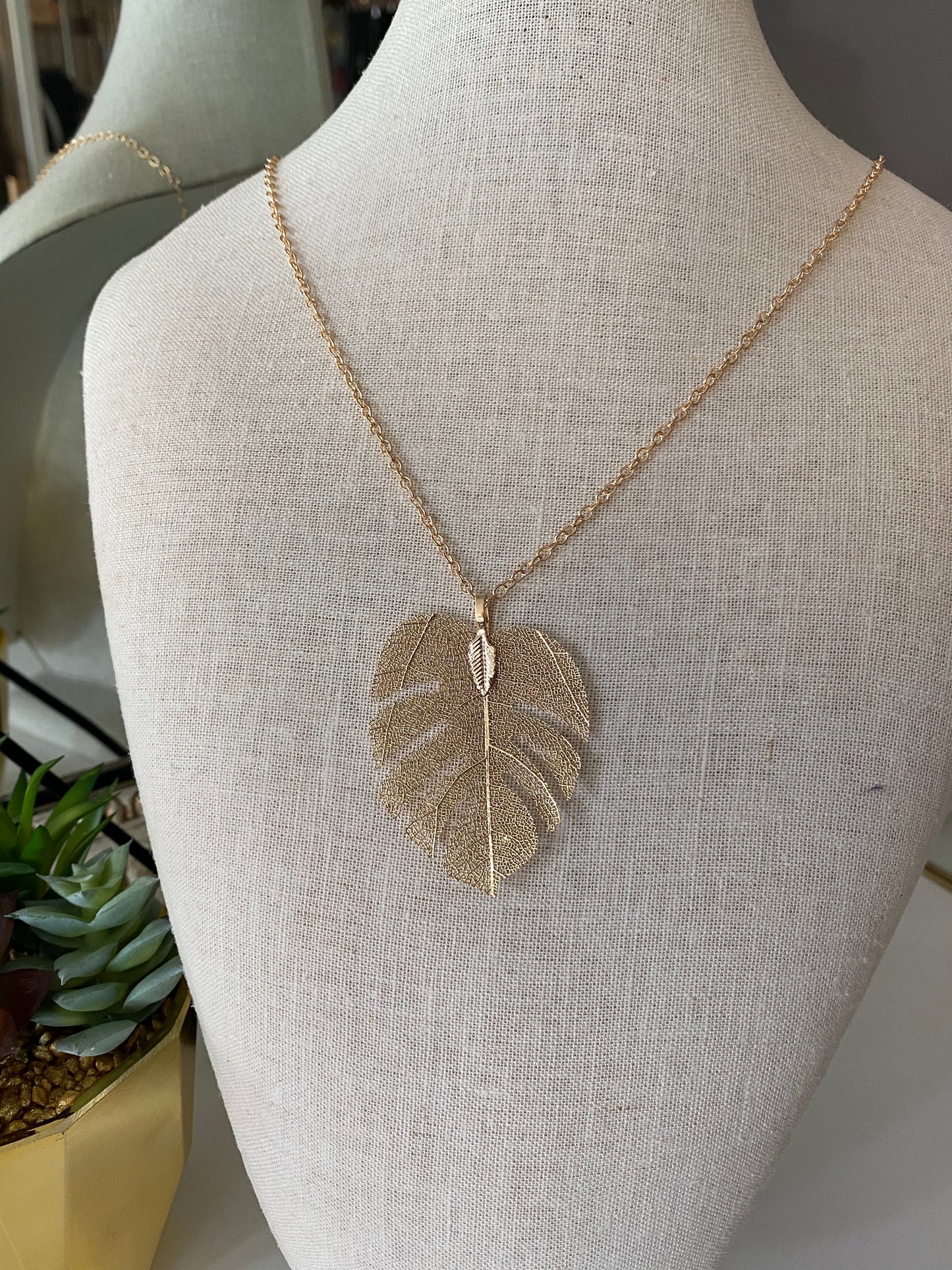 Mesh Feather Necklace